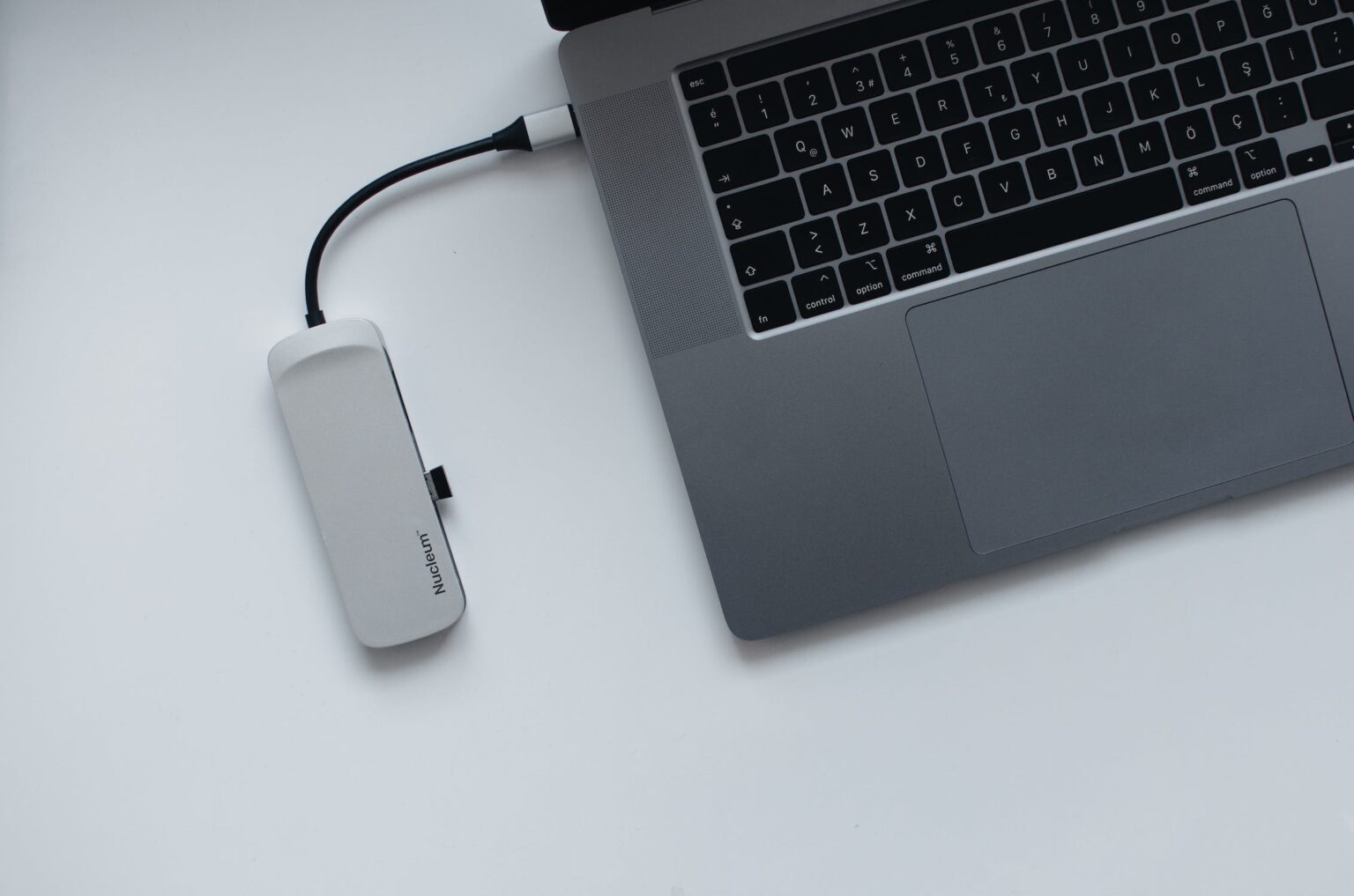 Thunderbolt vs USB-C: Unraveling the Differences - Gadgetisi